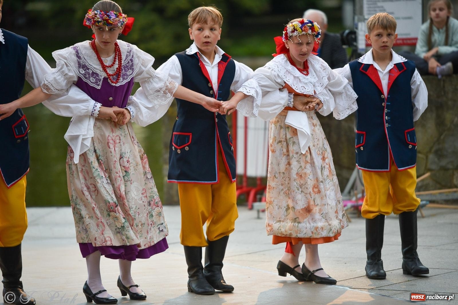 Zdjęcie w galerii na portalu naszraciborz.pl: W poszukiwaniu kwiatu paproci. Noc Świętojańska w parku im. Miasta Roth [FOTO i WIDEO] wiadomości z regionu