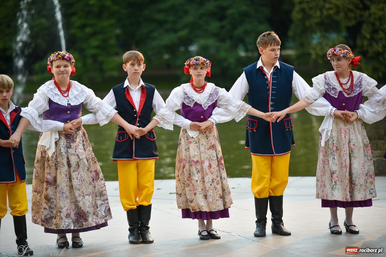 Zdjęcie w galerii na portalu naszraciborz.pl: W poszukiwaniu kwiatu paproci. Noc Świętojańska w parku im. Miasta Roth [FOTO i WIDEO] wiadomości z regionu