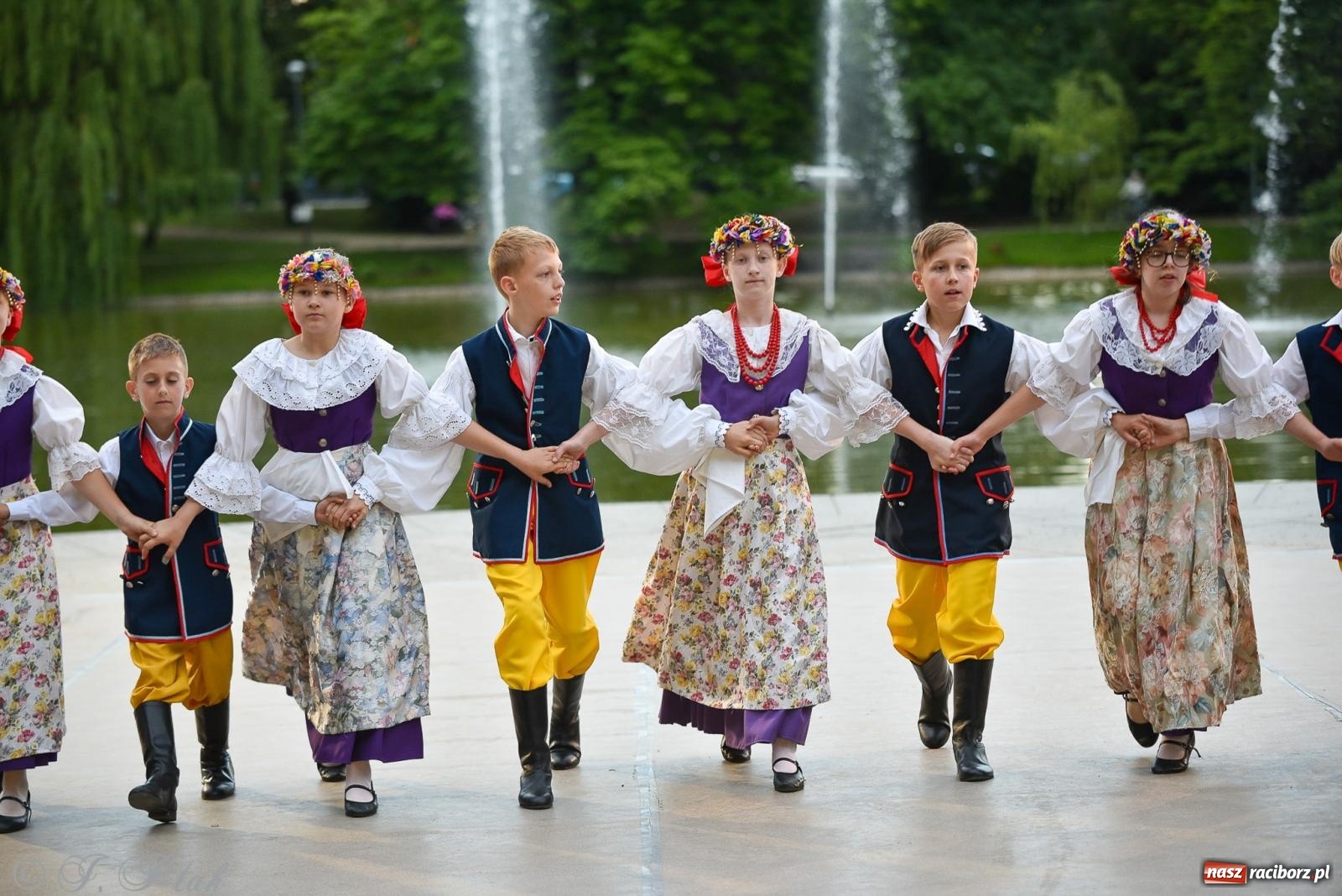 Zdjęcie w galerii na portalu naszraciborz.pl: W poszukiwaniu kwiatu paproci. Noc Świętojańska w parku im. Miasta Roth [FOTO i WIDEO] wiadomości z regionu