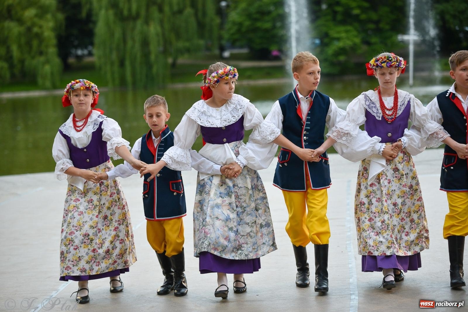 Zdjęcie w galerii na portalu naszraciborz.pl: W poszukiwaniu kwiatu paproci. Noc Świętojańska w parku im. Miasta Roth [FOTO i WIDEO] wiadomości z regionu