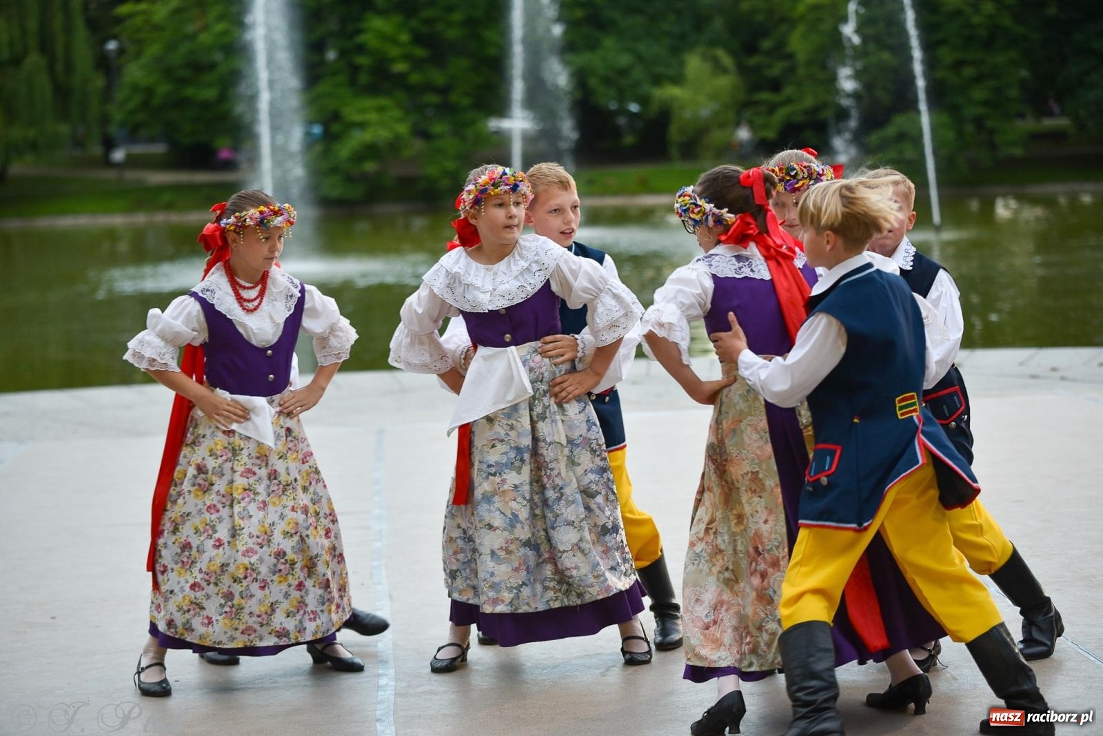 Zdjęcie w galerii na portalu naszraciborz.pl: W poszukiwaniu kwiatu paproci. Noc Świętojańska w parku im. Miasta Roth [FOTO i WIDEO] wiadomości z regionu