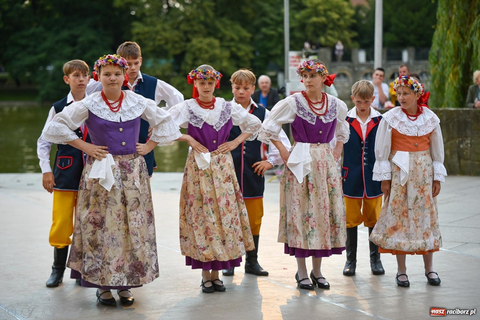 Zdjęcie w galerii na portalu naszraciborz.pl: W poszukiwaniu kwiatu paproci. Noc Świętojańska w parku im. Miasta Roth [FOTO i WIDEO] wiadomości z regionu