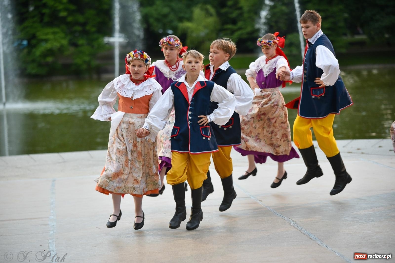 Zdjęcie w galerii na portalu naszraciborz.pl: W poszukiwaniu kwiatu paproci. Noc Świętojańska w parku im. Miasta Roth [FOTO i WIDEO] wiadomości z regionu