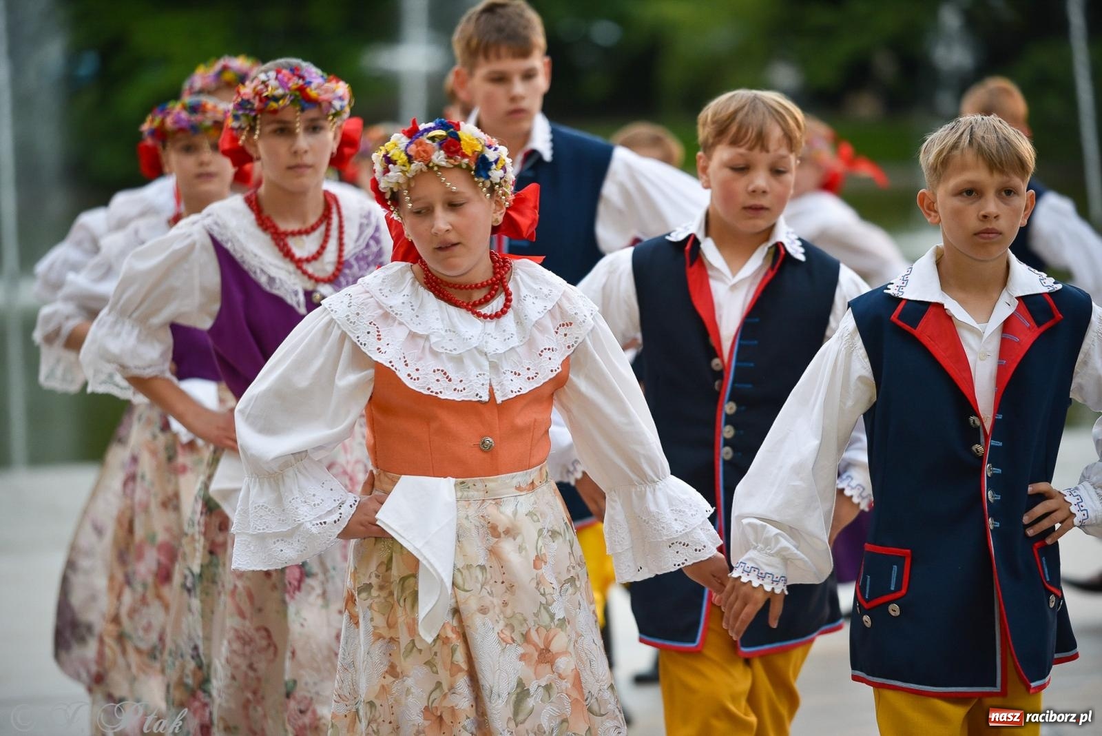 Zdjęcie w galerii na portalu naszraciborz.pl: W poszukiwaniu kwiatu paproci. Noc Świętojańska w parku im. Miasta Roth [FOTO i WIDEO] wiadomości z regionu