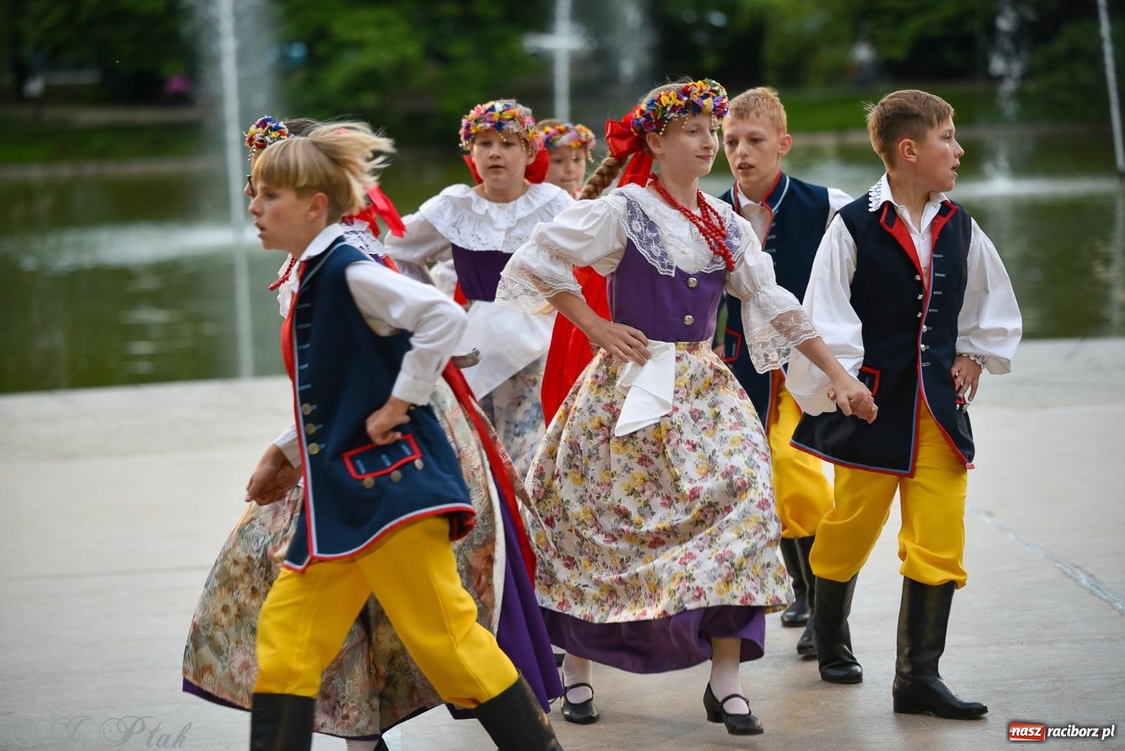 Zdjęcie w galerii na portalu naszraciborz.pl: W poszukiwaniu kwiatu paproci. Noc Świętojańska w parku im. Miasta Roth [FOTO i WIDEO] wiadomości z regionu