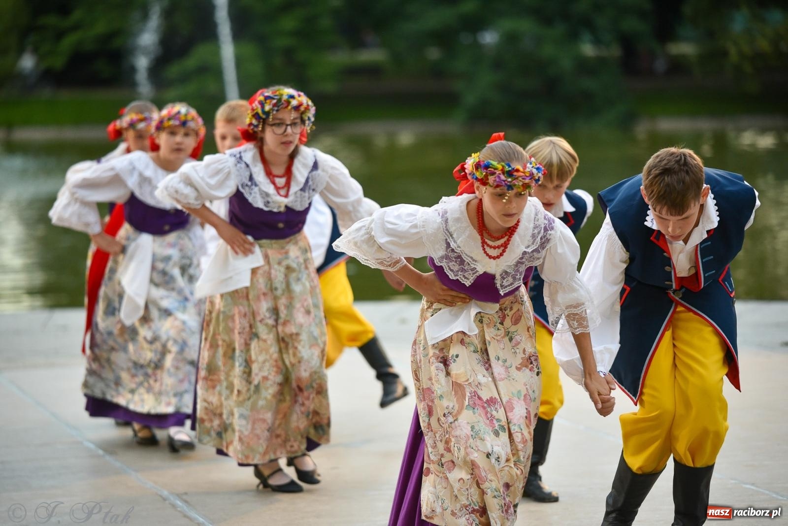 Zdjęcie w galerii na portalu naszraciborz.pl: W poszukiwaniu kwiatu paproci. Noc Świętojańska w parku im. Miasta Roth [FOTO i WIDEO] wiadomości z regionu
