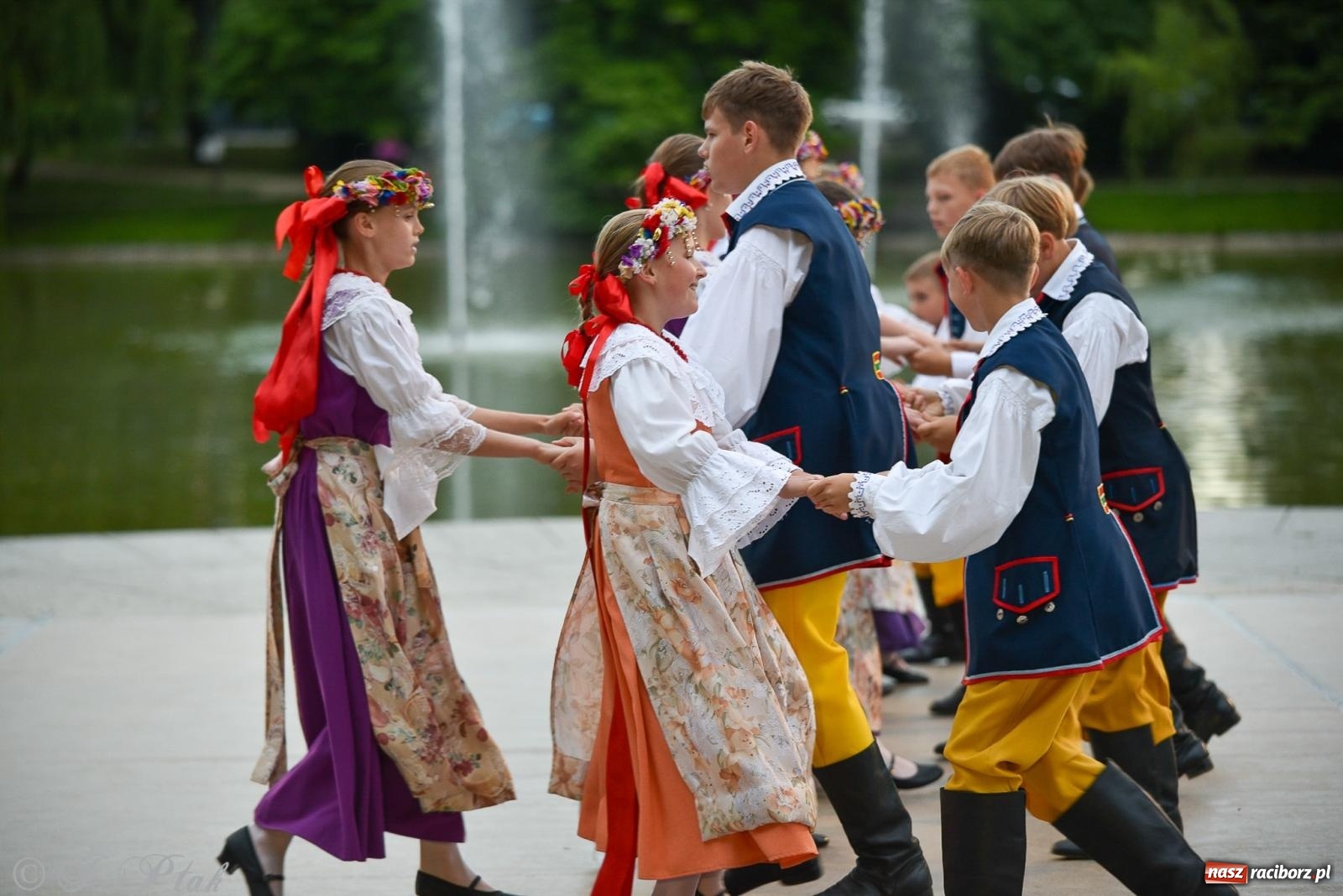 Zdjęcie w galerii na portalu naszraciborz.pl: W poszukiwaniu kwiatu paproci. Noc Świętojańska w parku im. Miasta Roth [FOTO i WIDEO] wiadomości z regionu