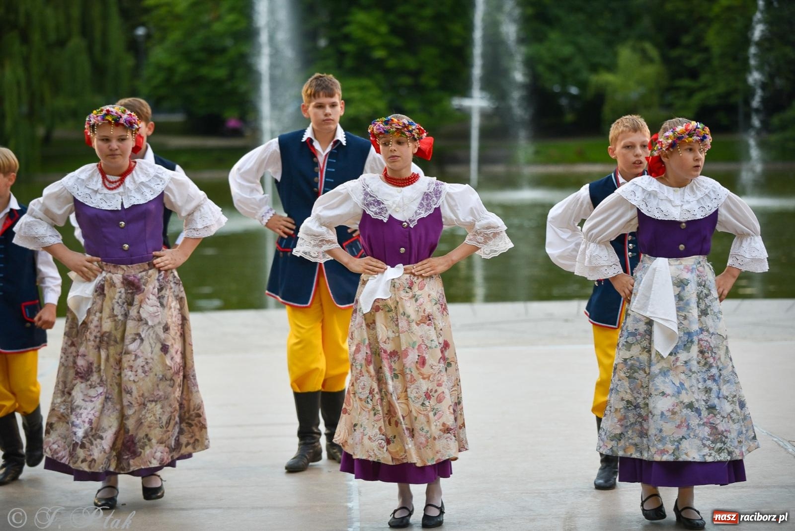 Zdjęcie w galerii na portalu naszraciborz.pl: W poszukiwaniu kwiatu paproci. Noc Świętojańska w parku im. Miasta Roth [FOTO i WIDEO] wiadomości z regionu