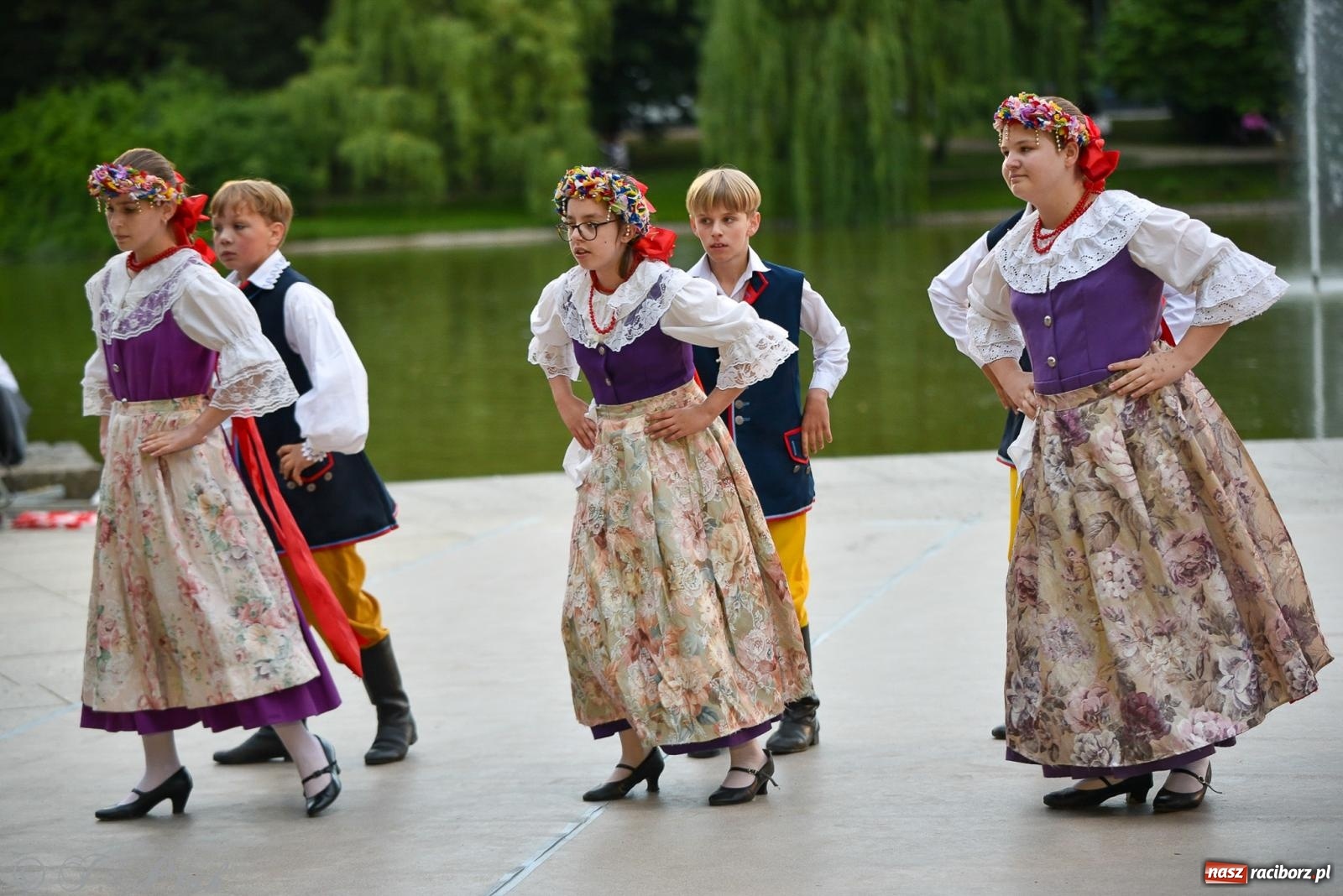 Zdjęcie w galerii na portalu naszraciborz.pl: W poszukiwaniu kwiatu paproci. Noc Świętojańska w parku im. Miasta Roth [FOTO i WIDEO] wiadomości z regionu