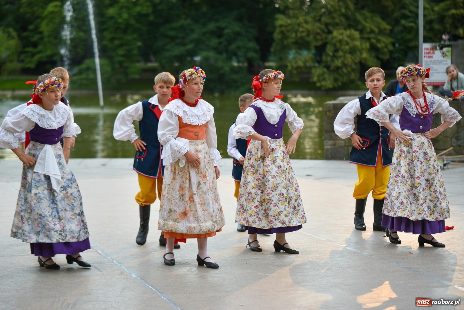 Zdjęcie w galerii na portalu naszraciborz.pl: W poszukiwaniu kwiatu paproci. Noc Świętojańska w parku im. Miasta Roth [FOTO i WIDEO] wiadomości z regionu