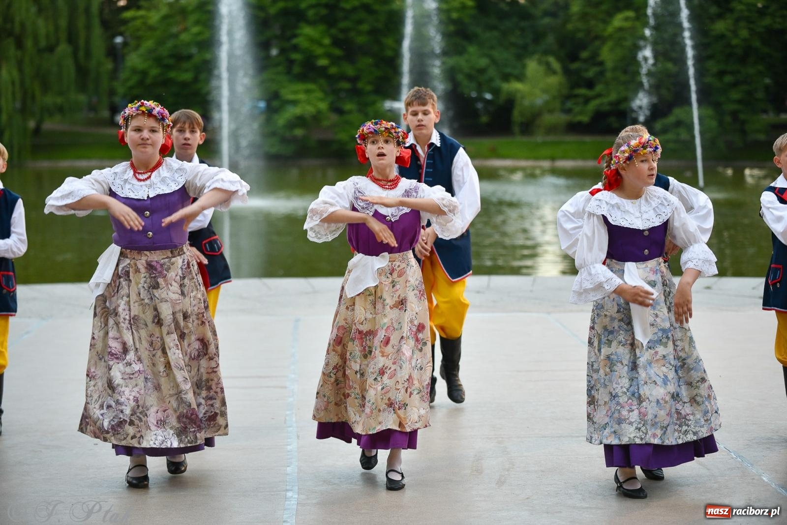 Zdjęcie w galerii na portalu naszraciborz.pl: W poszukiwaniu kwiatu paproci. Noc Świętojańska w parku im. Miasta Roth [FOTO i WIDEO] wiadomości z regionu