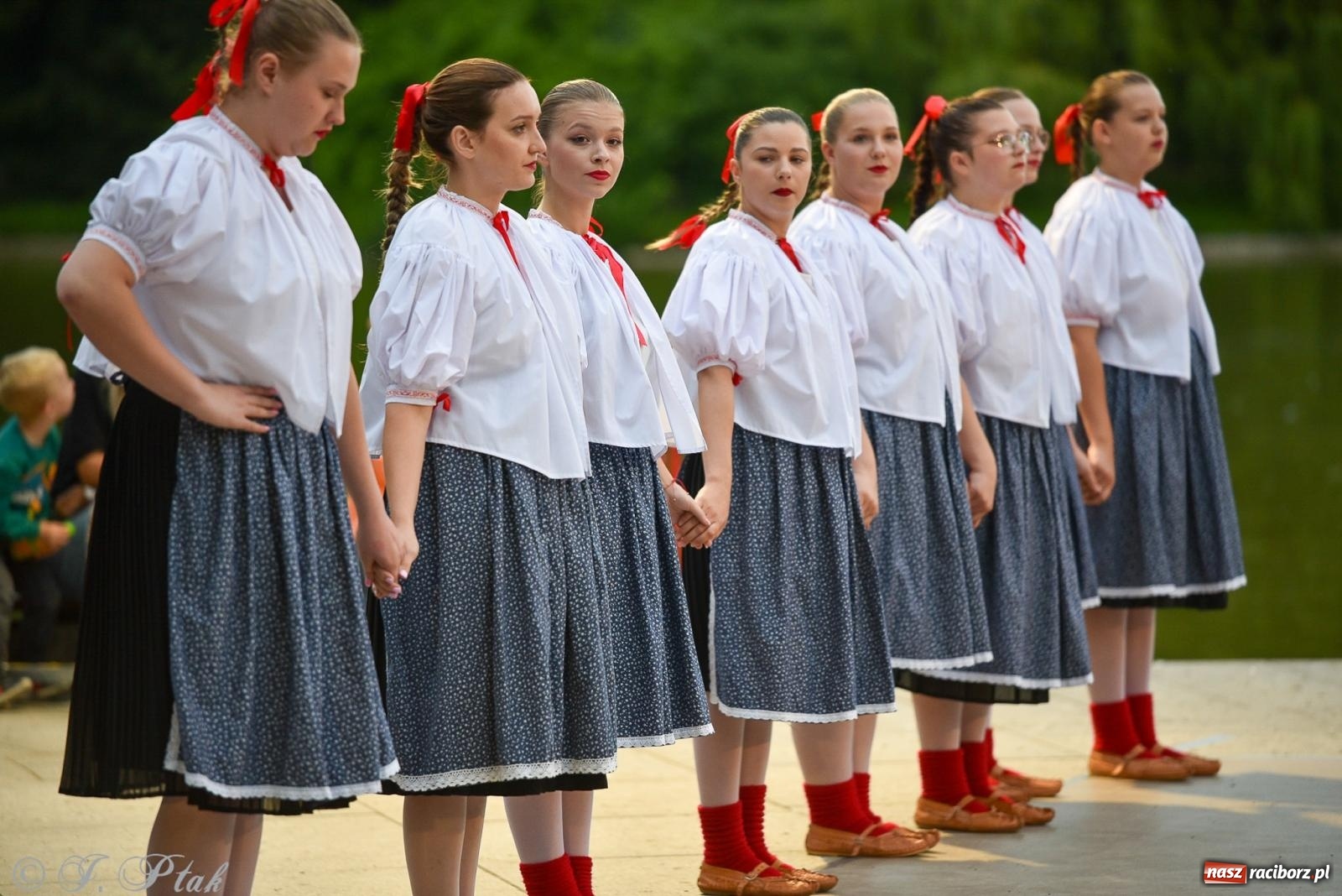 Zdjęcie w galerii na portalu naszraciborz.pl: W poszukiwaniu kwiatu paproci. Noc Świętojańska w parku im. Miasta Roth [FOTO i WIDEO] wiadomości z regionu