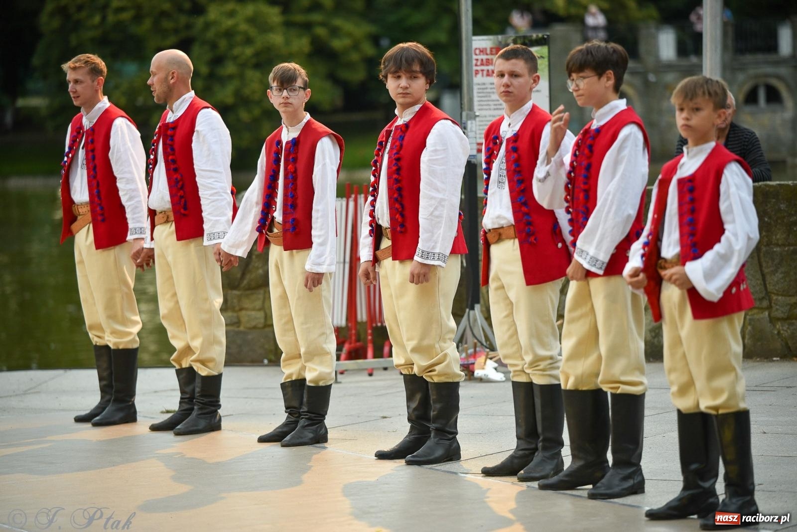 Zdjęcie w galerii na portalu naszraciborz.pl: W poszukiwaniu kwiatu paproci. Noc Świętojańska w parku im. Miasta Roth [FOTO i WIDEO] wiadomości z regionu