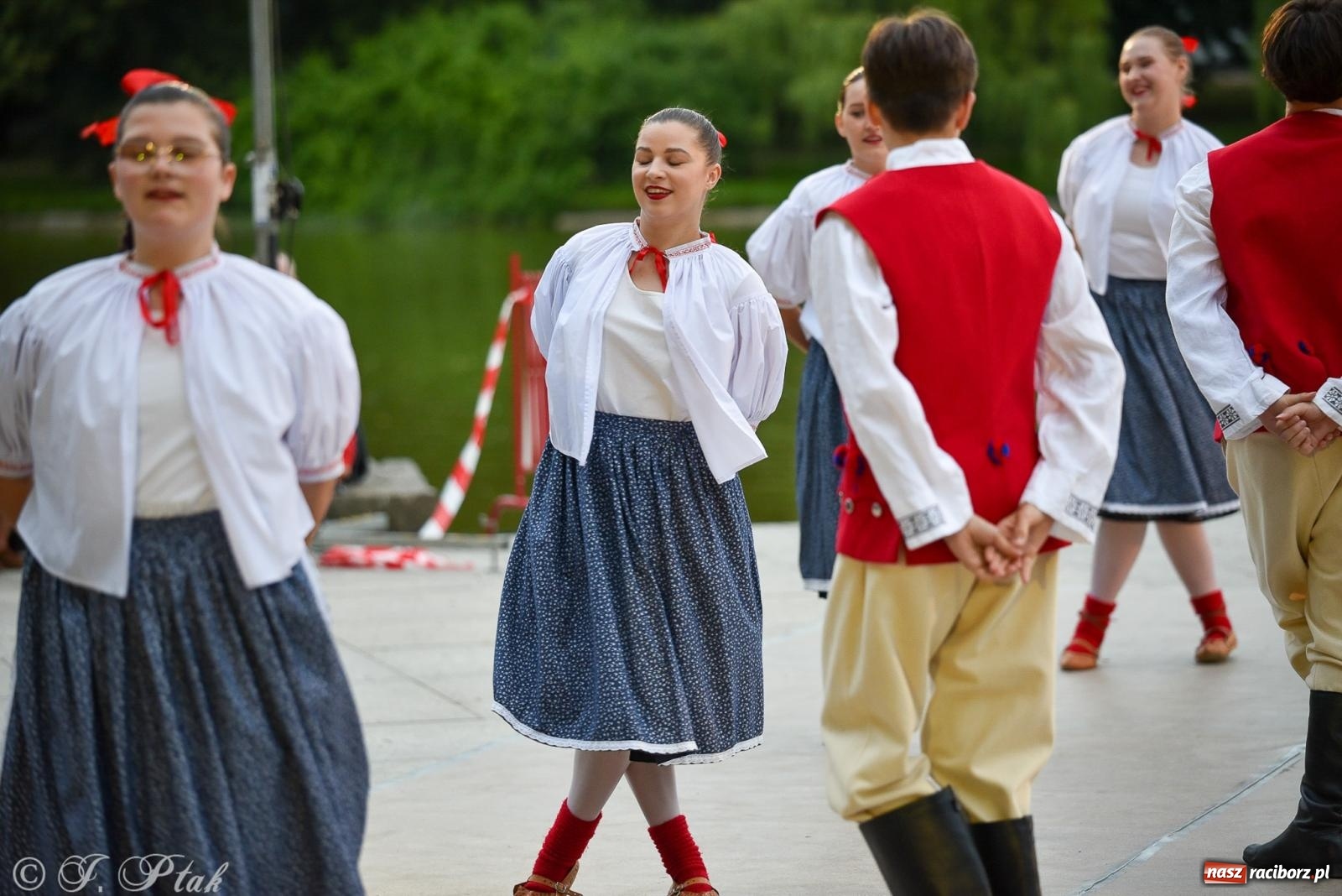 Zdjęcie w galerii na portalu naszraciborz.pl: W poszukiwaniu kwiatu paproci. Noc Świętojańska w parku im. Miasta Roth [FOTO i WIDEO] wiadomości z regionu