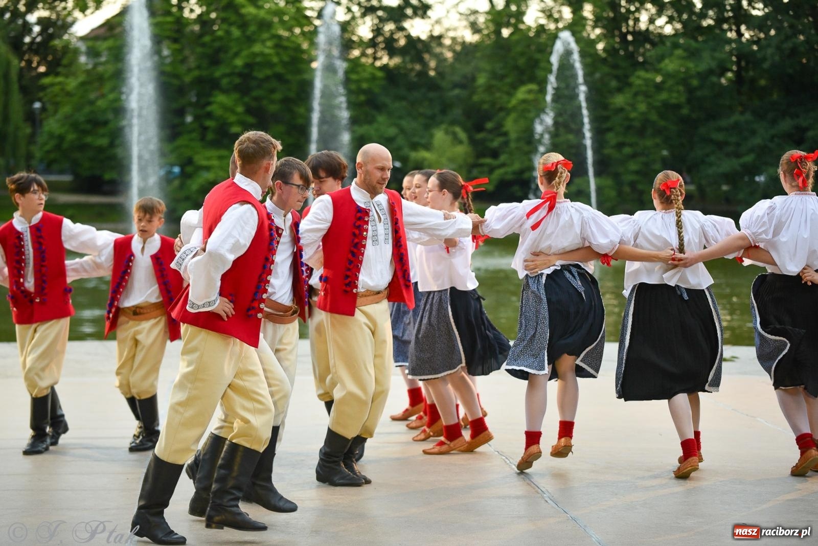 Zdjęcie w galerii na portalu naszraciborz.pl: W poszukiwaniu kwiatu paproci. Noc Świętojańska w parku im. Miasta Roth [FOTO i WIDEO] wiadomości z regionu