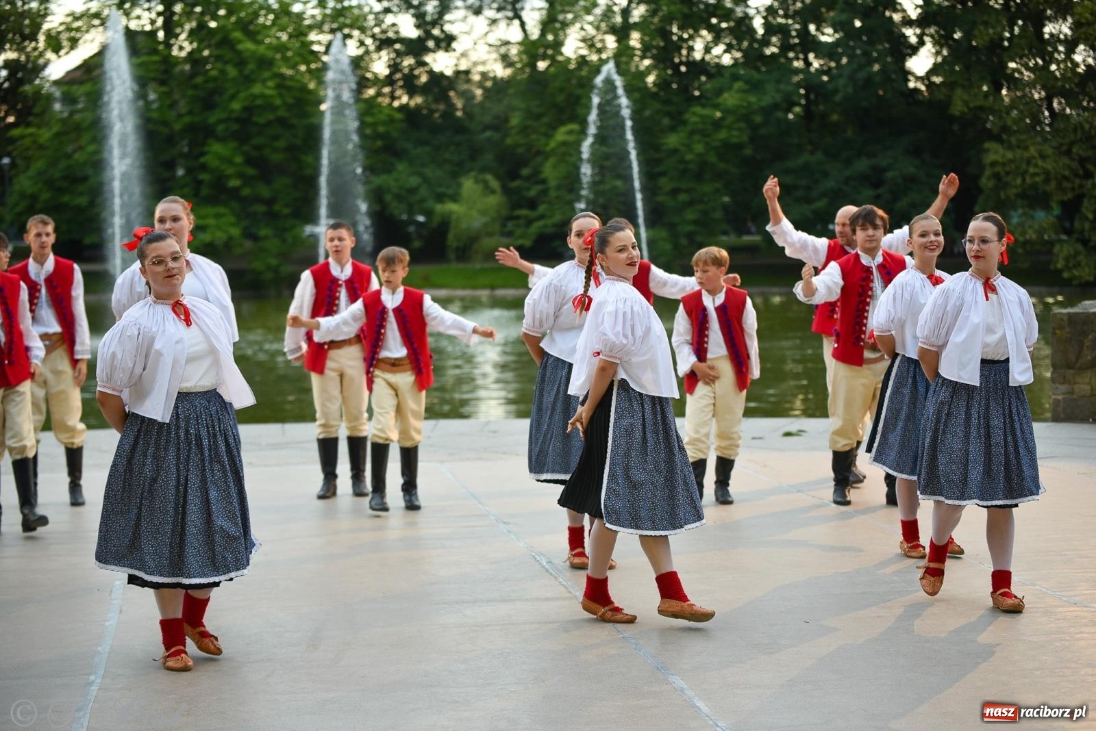 Zdjęcie w galerii na portalu naszraciborz.pl: W poszukiwaniu kwiatu paproci. Noc Świętojańska w parku im. Miasta Roth [FOTO i WIDEO] wiadomości z regionu