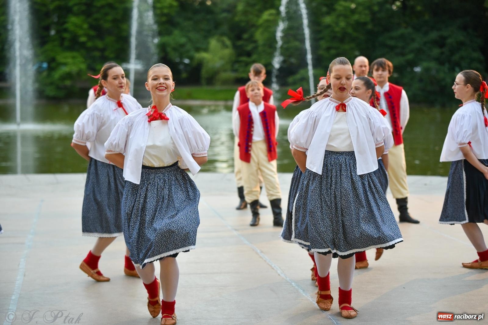 Zdjęcie w galerii na portalu naszraciborz.pl: W poszukiwaniu kwiatu paproci. Noc Świętojańska w parku im. Miasta Roth [FOTO i WIDEO] wiadomości z regionu
