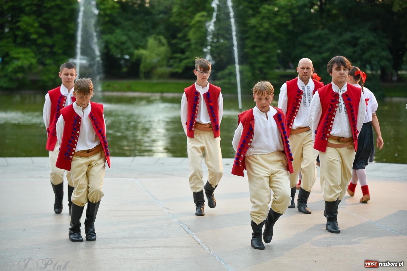 Zdjęcie w galerii na portalu naszraciborz.pl: W poszukiwaniu kwiatu paproci. Noc Świętojańska w parku im. Miasta Roth [FOTO i WIDEO] wiadomości z regionu