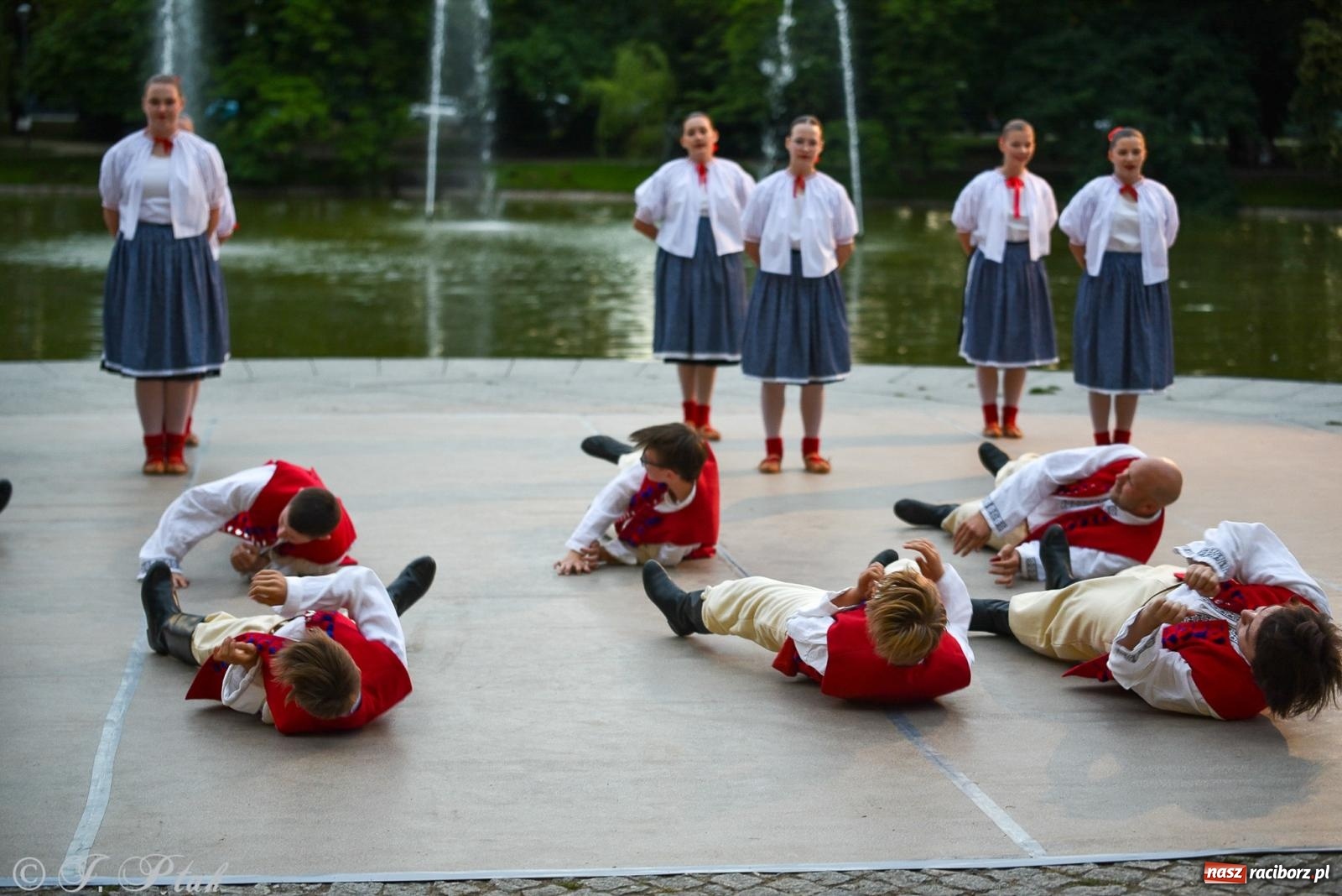 Zdjęcie w galerii na portalu naszraciborz.pl: W poszukiwaniu kwiatu paproci. Noc Świętojańska w parku im. Miasta Roth [FOTO i WIDEO] wiadomości z regionu