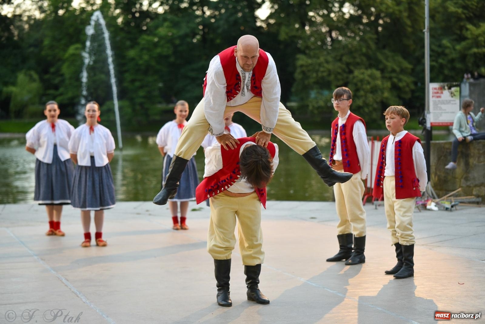 Zdjęcie w galerii na portalu naszraciborz.pl: W poszukiwaniu kwiatu paproci. Noc Świętojańska w parku im. Miasta Roth [FOTO i WIDEO] wiadomości z regionu