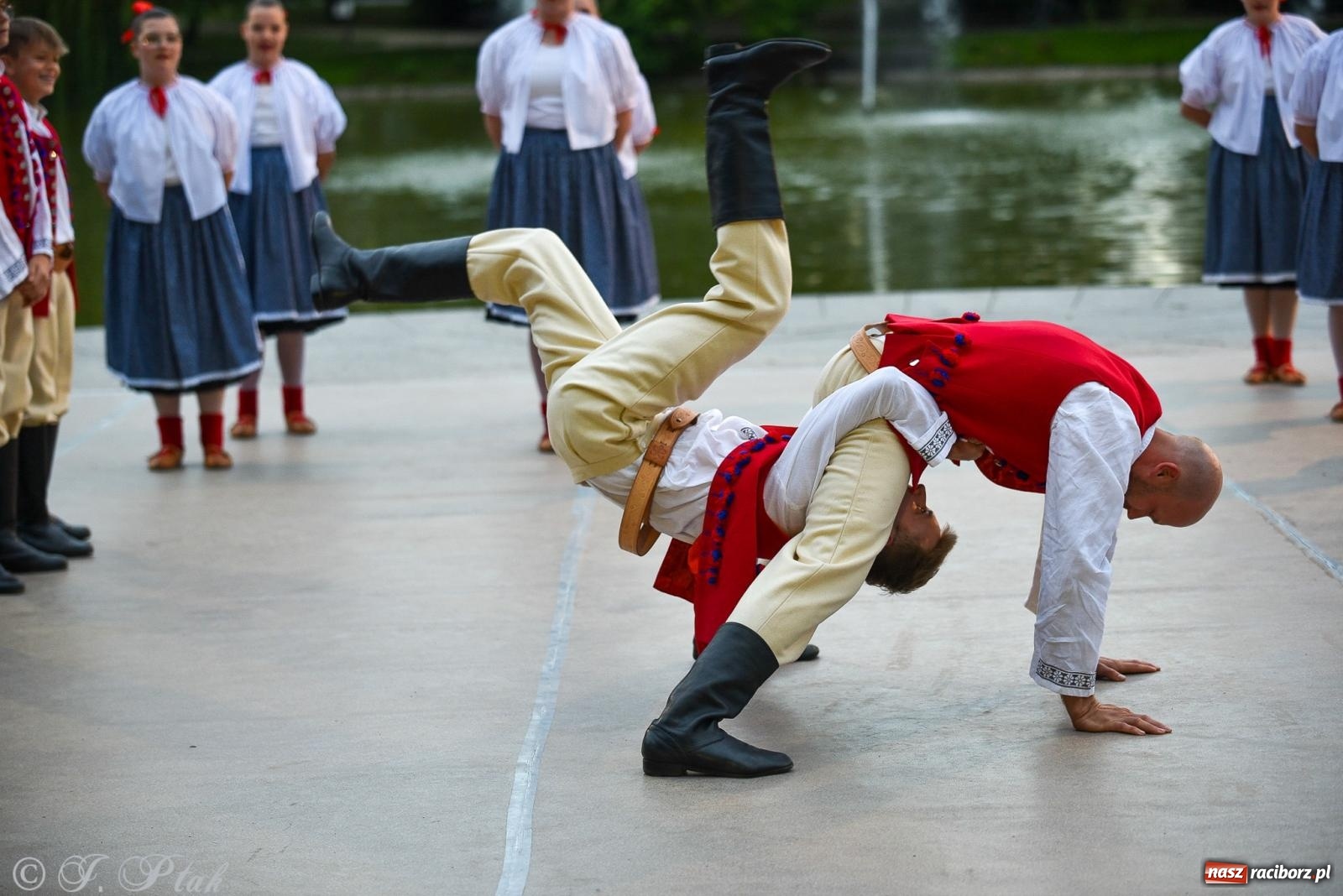 Zdjęcie w galerii na portalu naszraciborz.pl: W poszukiwaniu kwiatu paproci. Noc Świętojańska w parku im. Miasta Roth [FOTO i WIDEO] wiadomości z regionu