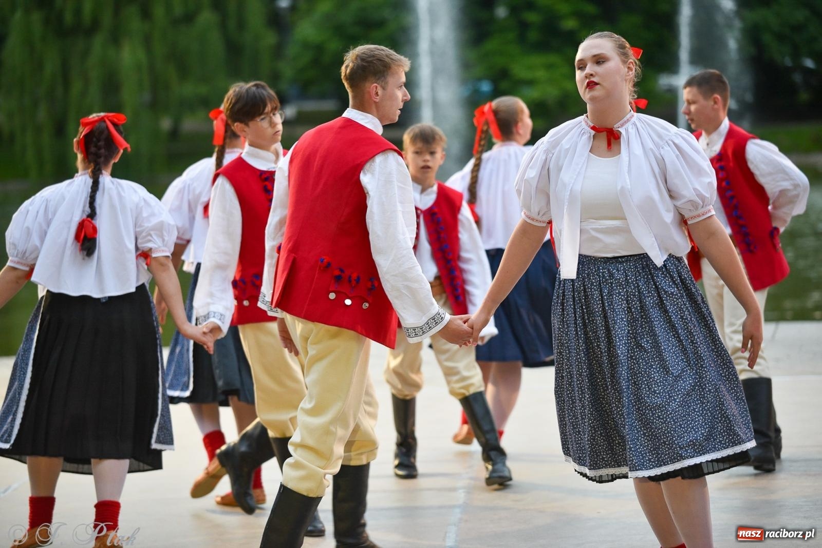 Zdjęcie w galerii na portalu naszraciborz.pl: W poszukiwaniu kwiatu paproci. Noc Świętojańska w parku im. Miasta Roth [FOTO i WIDEO] wiadomości z regionu