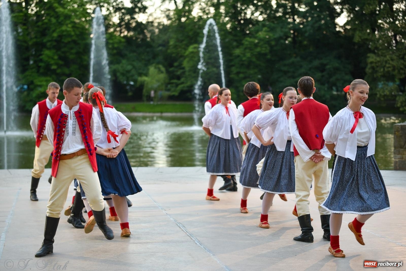 Zdjęcie w galerii na portalu naszraciborz.pl: W poszukiwaniu kwiatu paproci. Noc Świętojańska w parku im. Miasta Roth [FOTO i WIDEO] wiadomości z regionu
