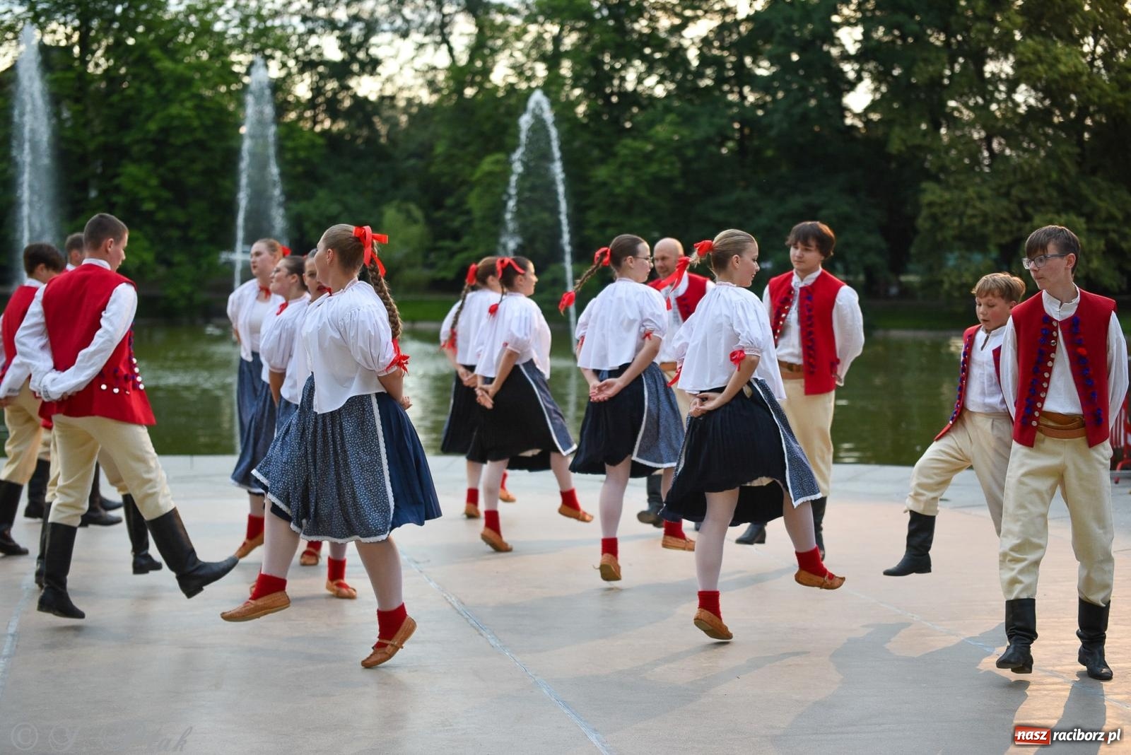 Zdjęcie w galerii na portalu naszraciborz.pl: W poszukiwaniu kwiatu paproci. Noc Świętojańska w parku im. Miasta Roth [FOTO i WIDEO] wiadomości z regionu
