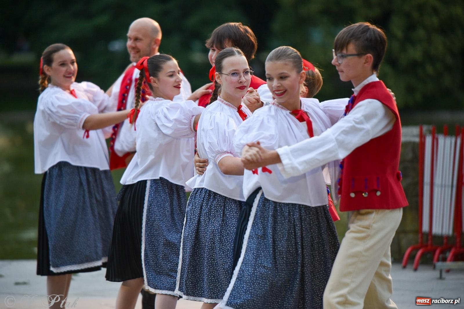 Zdjęcie w galerii na portalu naszraciborz.pl: W poszukiwaniu kwiatu paproci. Noc Świętojańska w parku im. Miasta Roth [FOTO i WIDEO] wiadomości z regionu