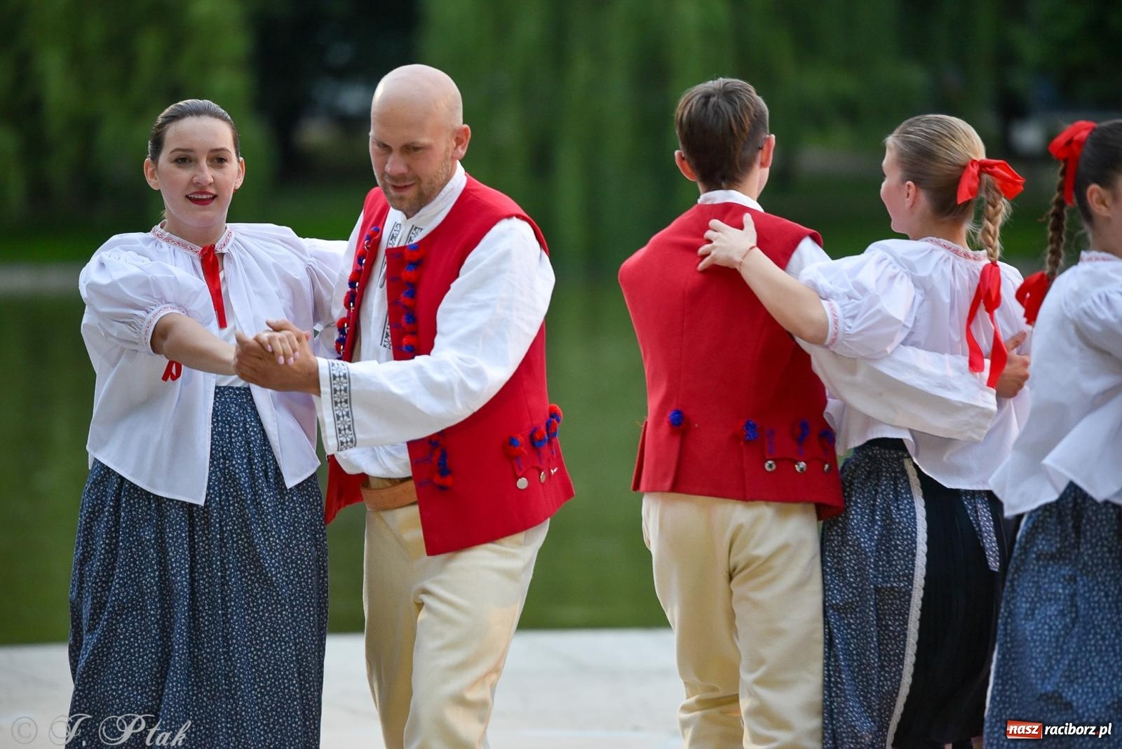 Zdjęcie w galerii na portalu naszraciborz.pl: W poszukiwaniu kwiatu paproci. Noc Świętojańska w parku im. Miasta Roth [FOTO i WIDEO] wiadomości z regionu