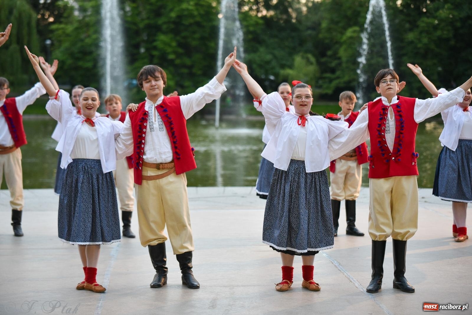 Zdjęcie w galerii na portalu naszraciborz.pl: W poszukiwaniu kwiatu paproci. Noc Świętojańska w parku im. Miasta Roth [FOTO i WIDEO] wiadomości z regionu