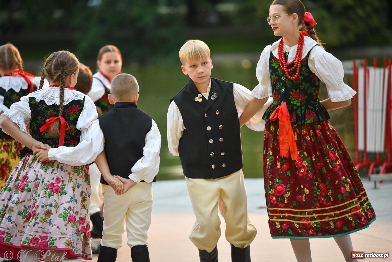 Zdjęcie w galerii na portalu naszraciborz.pl: W poszukiwaniu kwiatu paproci. Noc Świętojańska w parku im. Miasta Roth [FOTO i WIDEO] wiadomości z regionu