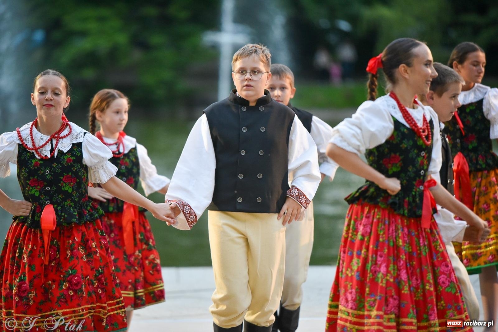 Zdjęcie w galerii na portalu naszraciborz.pl: W poszukiwaniu kwiatu paproci. Noc Świętojańska w parku im. Miasta Roth [FOTO i WIDEO] wiadomości z regionu