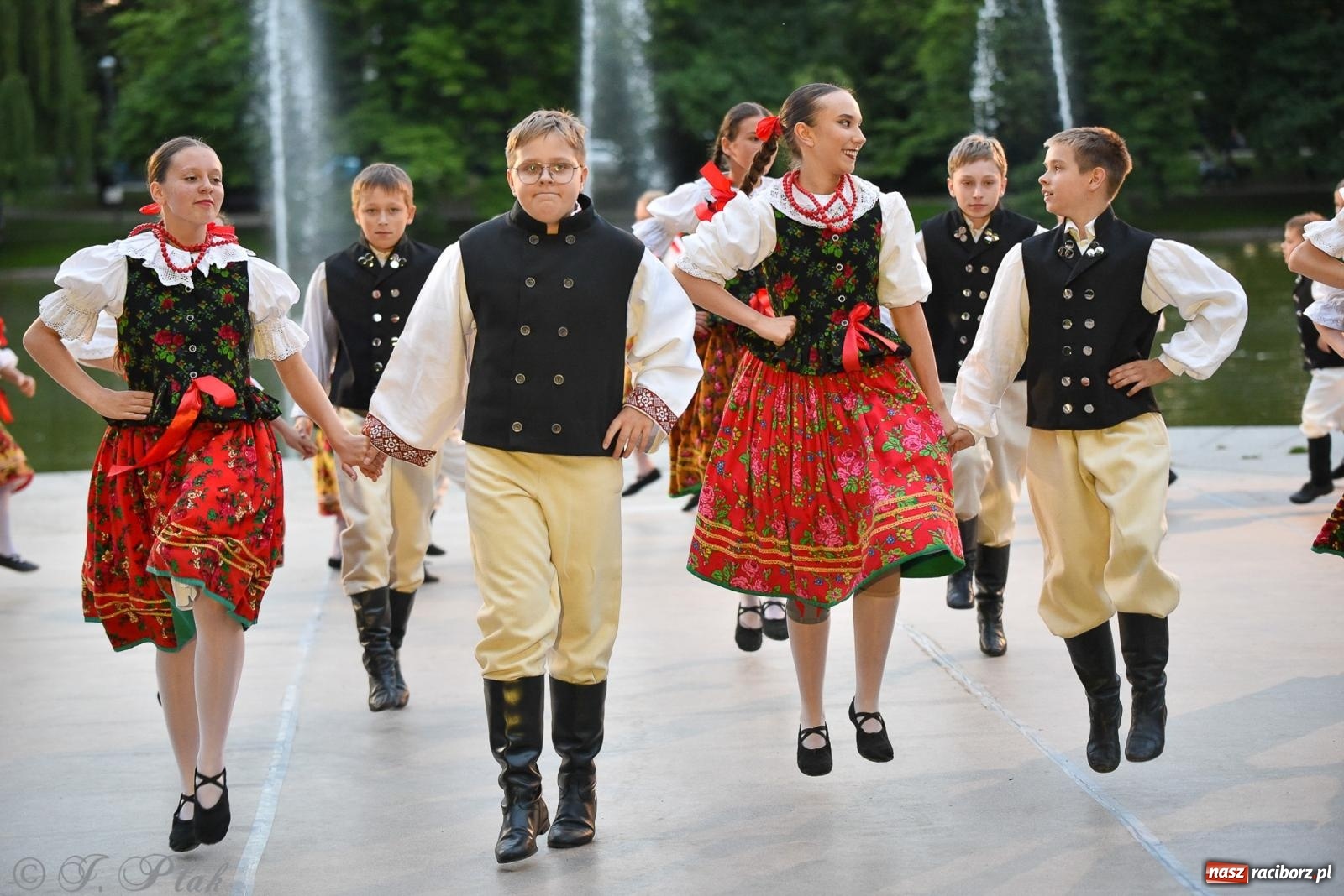 Zdjęcie w galerii na portalu naszraciborz.pl: W poszukiwaniu kwiatu paproci. Noc Świętojańska w parku im. Miasta Roth [FOTO i WIDEO] wiadomości z regionu