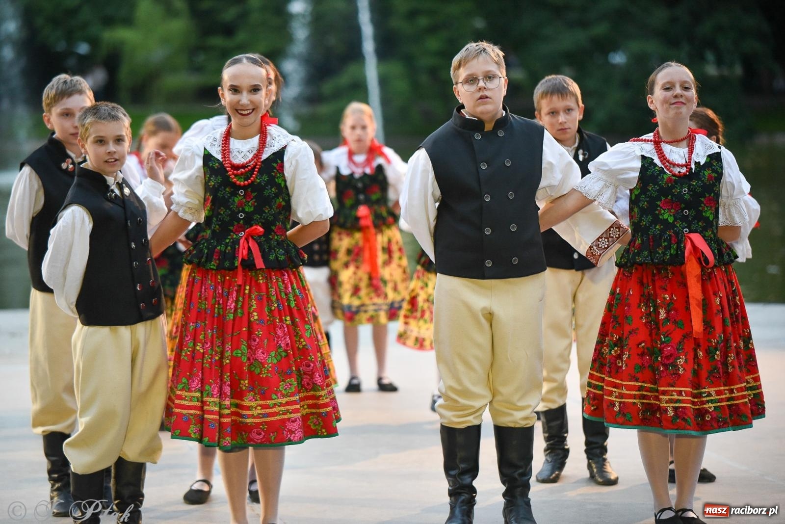 Zdjęcie w galerii na portalu naszraciborz.pl: W poszukiwaniu kwiatu paproci. Noc Świętojańska w parku im. Miasta Roth [FOTO i WIDEO] wiadomości z regionu