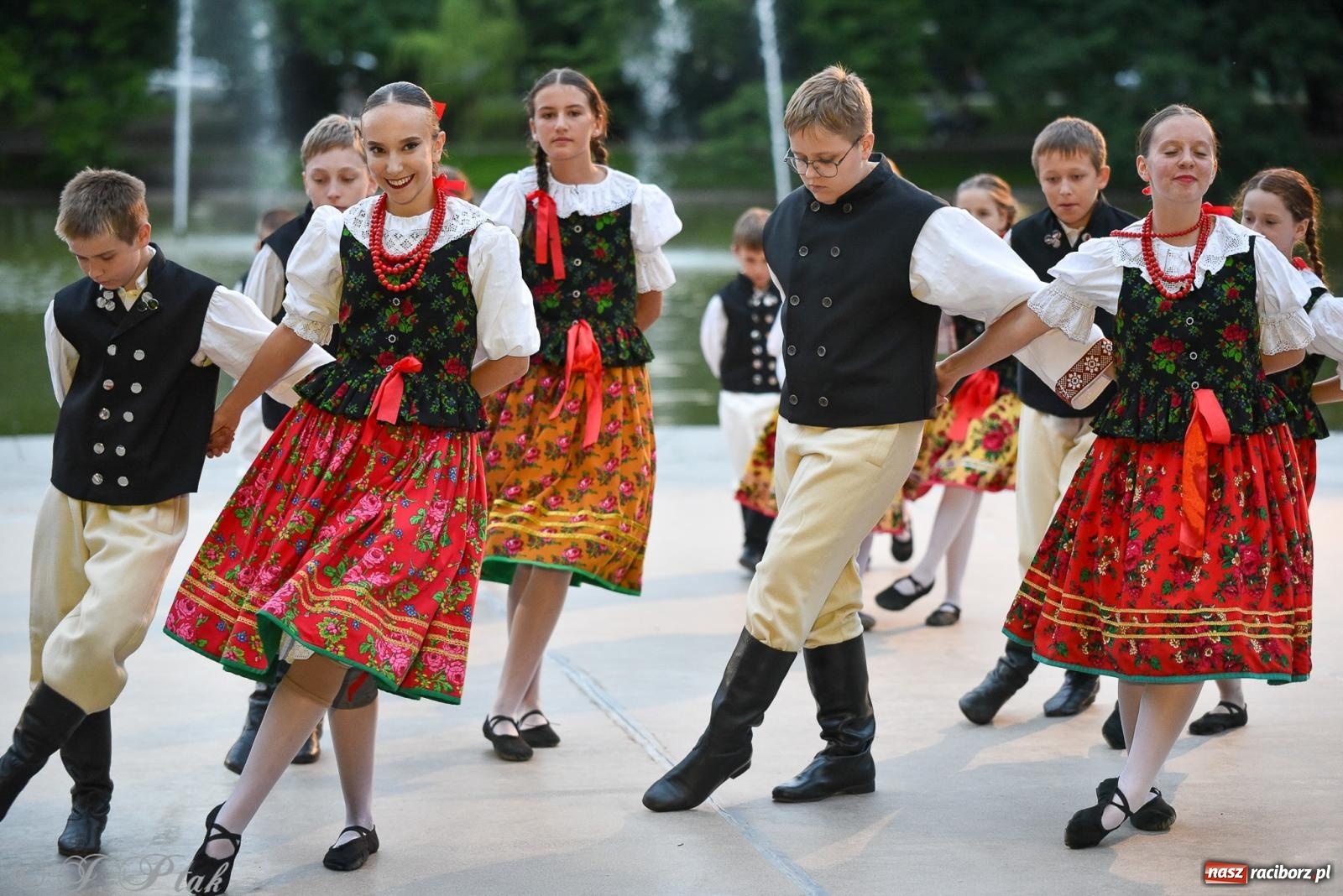 Zdjęcie w galerii na portalu naszraciborz.pl: W poszukiwaniu kwiatu paproci. Noc Świętojańska w parku im. Miasta Roth [FOTO i WIDEO] wiadomości z regionu