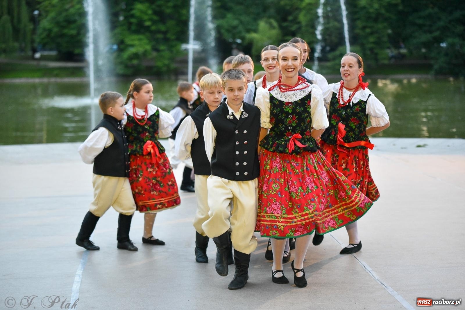 Zdjęcie w galerii na portalu naszraciborz.pl: W poszukiwaniu kwiatu paproci. Noc Świętojańska w parku im. Miasta Roth [FOTO i WIDEO] wiadomości z regionu