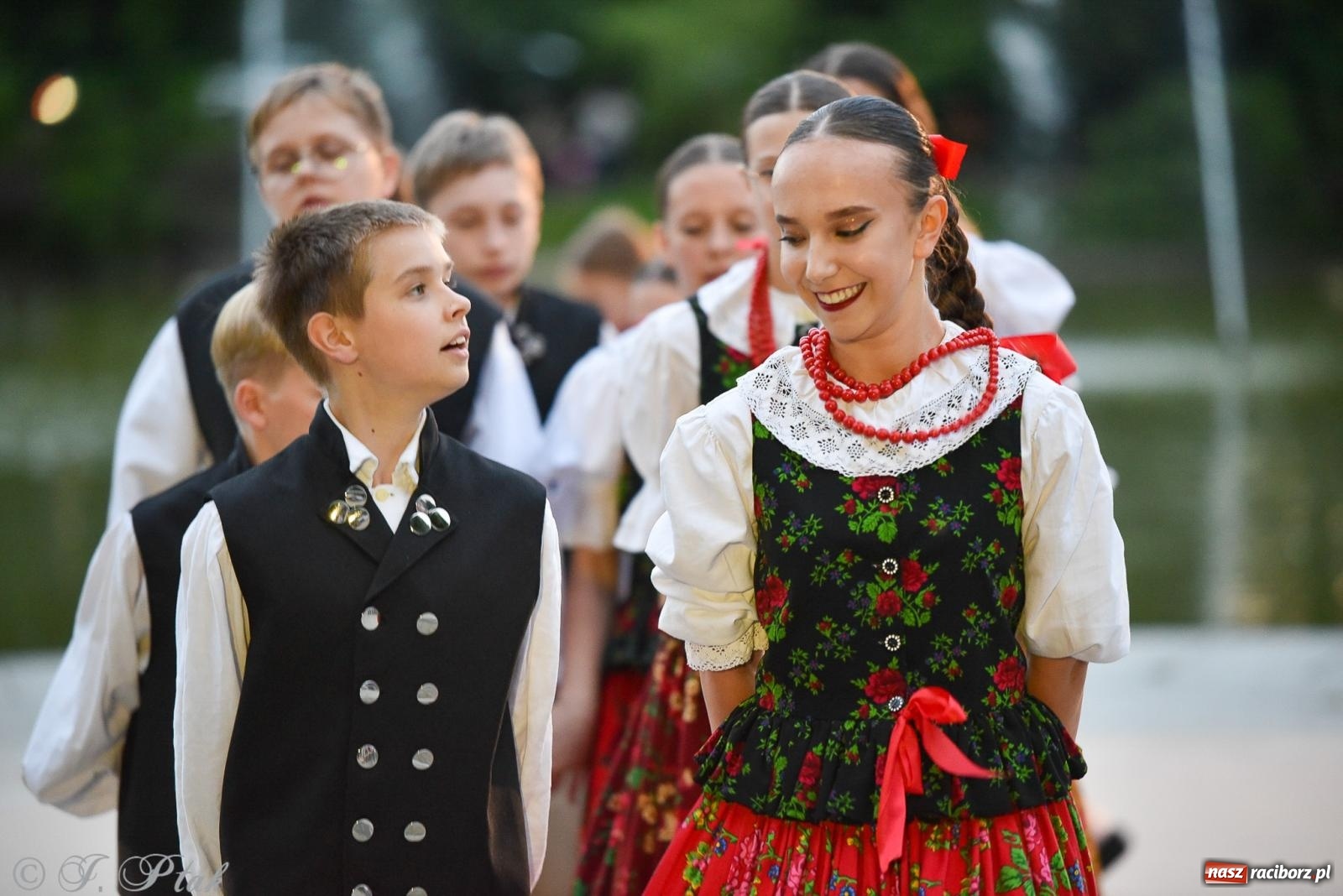 Zdjęcie w galerii na portalu naszraciborz.pl: W poszukiwaniu kwiatu paproci. Noc Świętojańska w parku im. Miasta Roth [FOTO i WIDEO] wiadomości z regionu