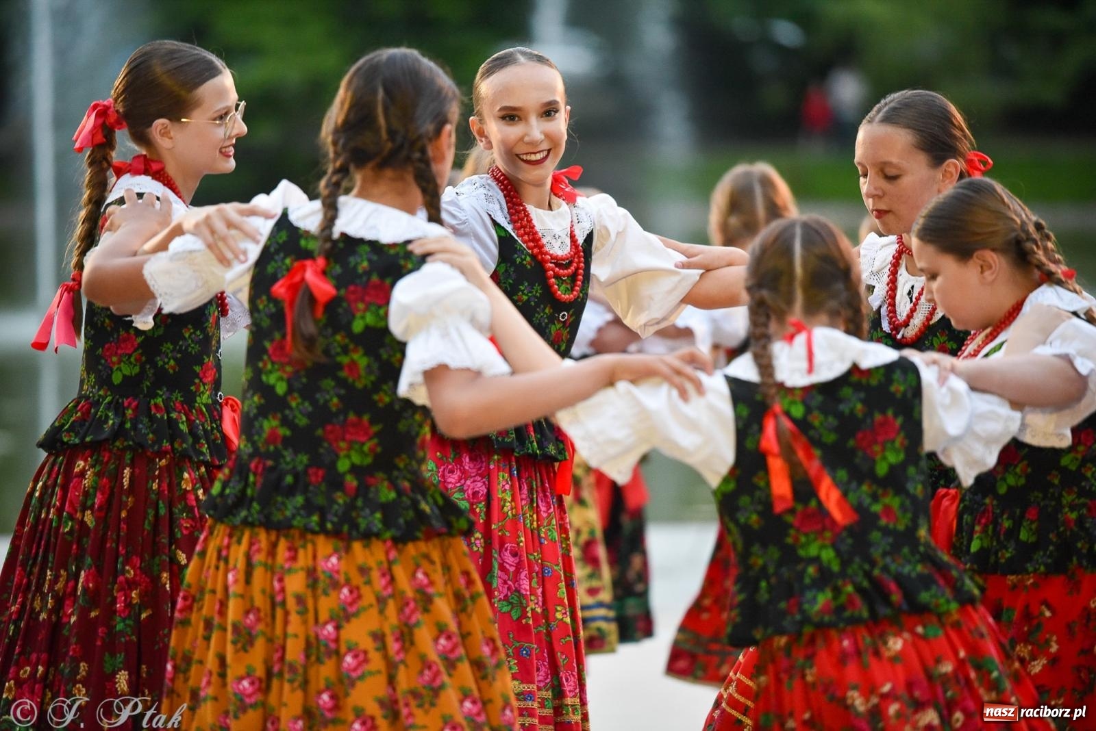 Zdjęcie w galerii na portalu naszraciborz.pl: W poszukiwaniu kwiatu paproci. Noc Świętojańska w parku im. Miasta Roth [FOTO i WIDEO] wiadomości z regionu