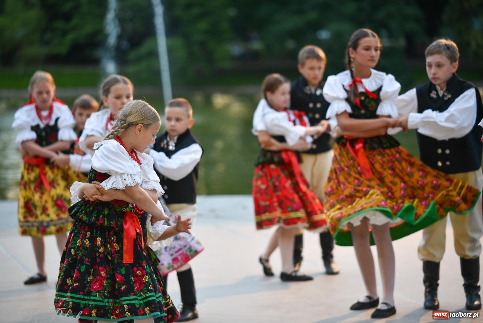 Zdjęcie w galerii na portalu naszraciborz.pl: W poszukiwaniu kwiatu paproci. Noc Świętojańska w parku im. Miasta Roth [FOTO i WIDEO] wiadomości z regionu