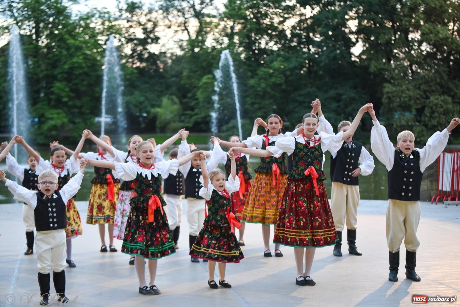 Zdjęcie w galerii na portalu naszraciborz.pl: W poszukiwaniu kwiatu paproci. Noc Świętojańska w parku im. Miasta Roth [FOTO i WIDEO] wiadomości z regionu