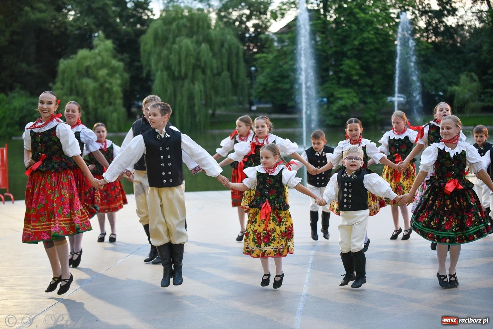 Zdjęcie w galerii na portalu naszraciborz.pl: W poszukiwaniu kwiatu paproci. Noc Świętojańska w parku im. Miasta Roth [FOTO i WIDEO] wiadomości z regionu
