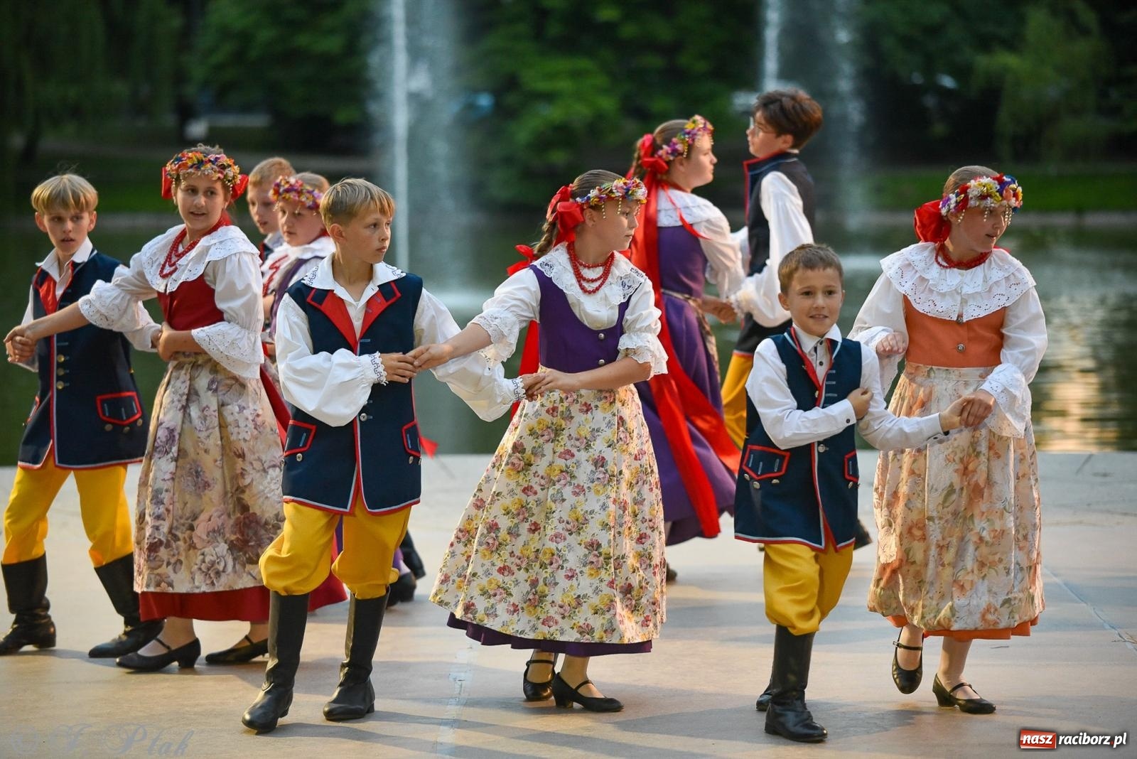Zdjęcie w galerii na portalu naszraciborz.pl: W poszukiwaniu kwiatu paproci. Noc Świętojańska w parku im. Miasta Roth [FOTO i WIDEO] wiadomości z regionu