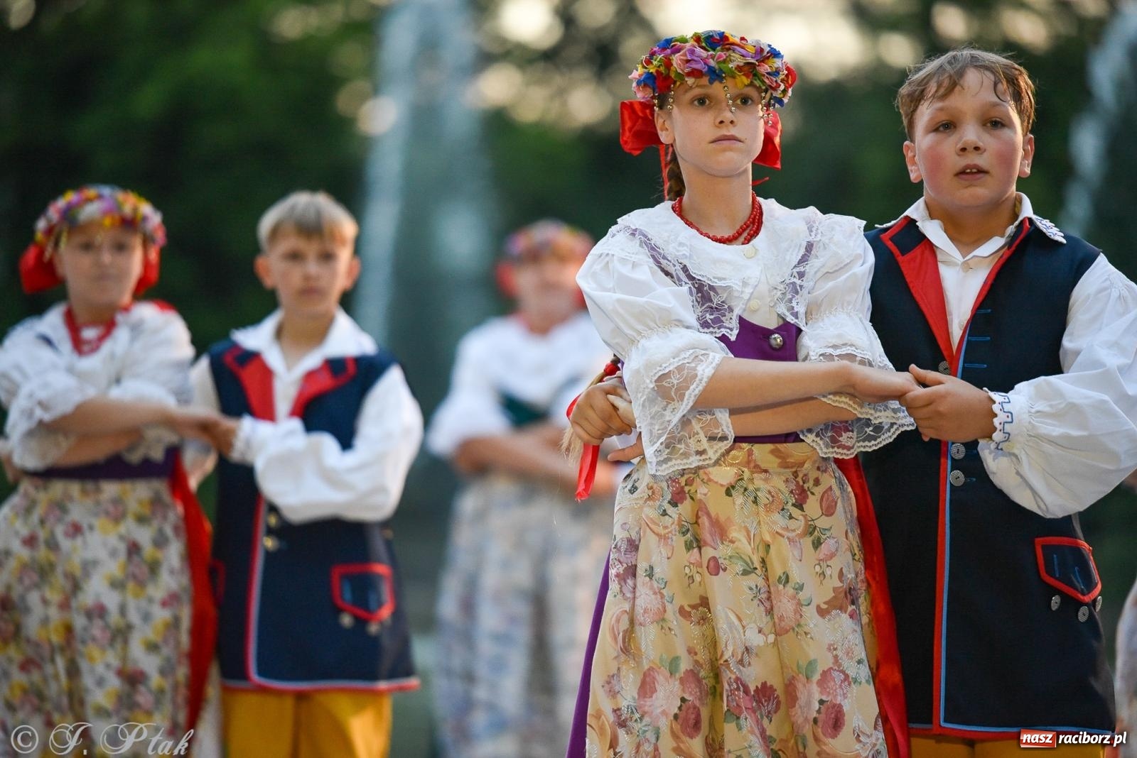 Zdjęcie w galerii na portalu naszraciborz.pl: W poszukiwaniu kwiatu paproci. Noc Świętojańska w parku im. Miasta Roth [FOTO i WIDEO] wiadomości z regionu