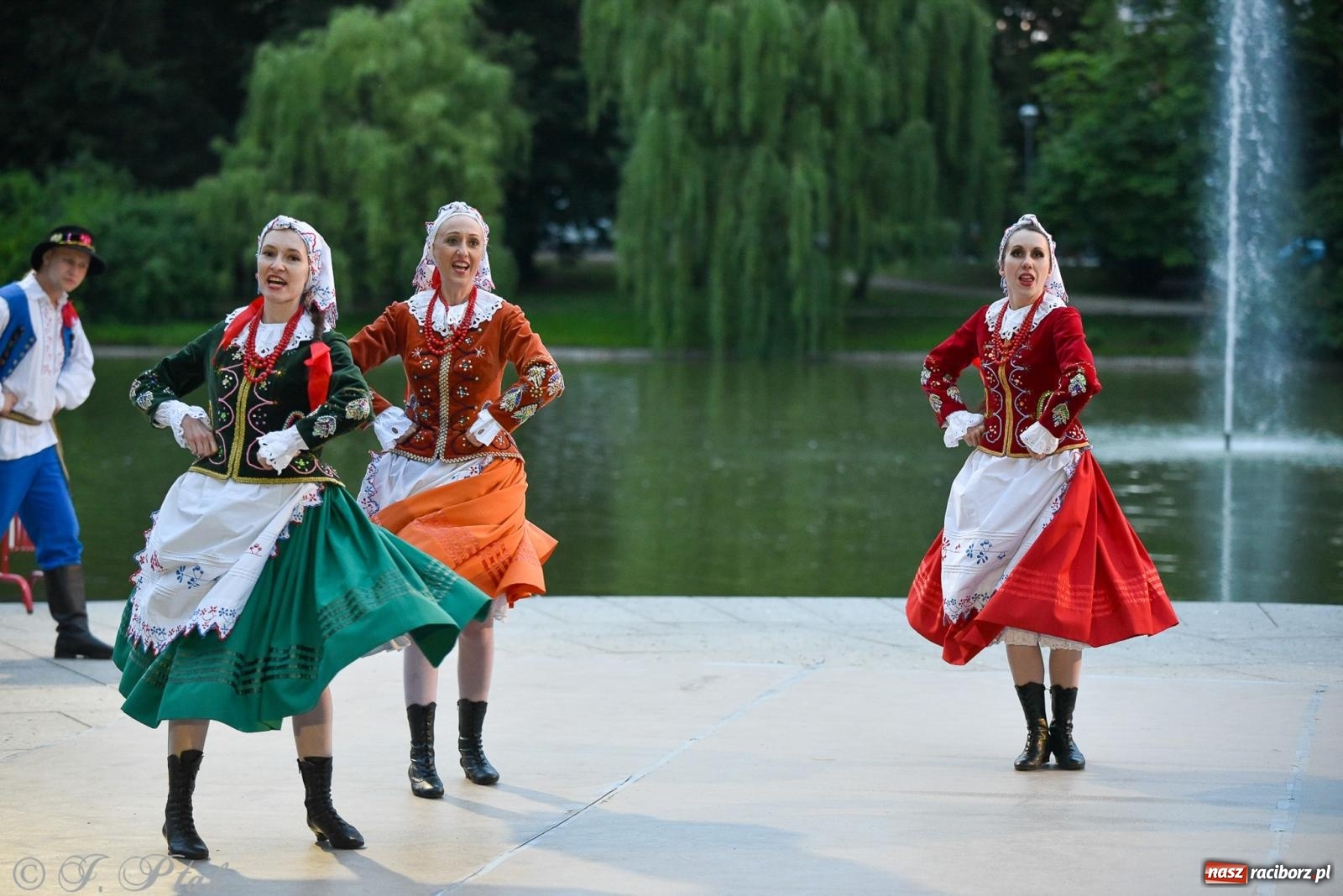 Zdjęcie w galerii na portalu naszraciborz.pl: W poszukiwaniu kwiatu paproci. Noc Świętojańska w parku im. Miasta Roth [FOTO i WIDEO] wiadomości z regionu