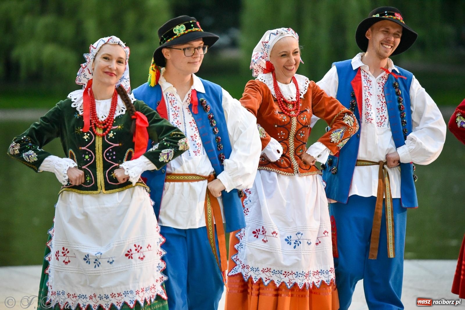 Zdjęcie w galerii na portalu naszraciborz.pl: W poszukiwaniu kwiatu paproci. Noc Świętojańska w parku im. Miasta Roth [FOTO i WIDEO] wiadomości z regionu