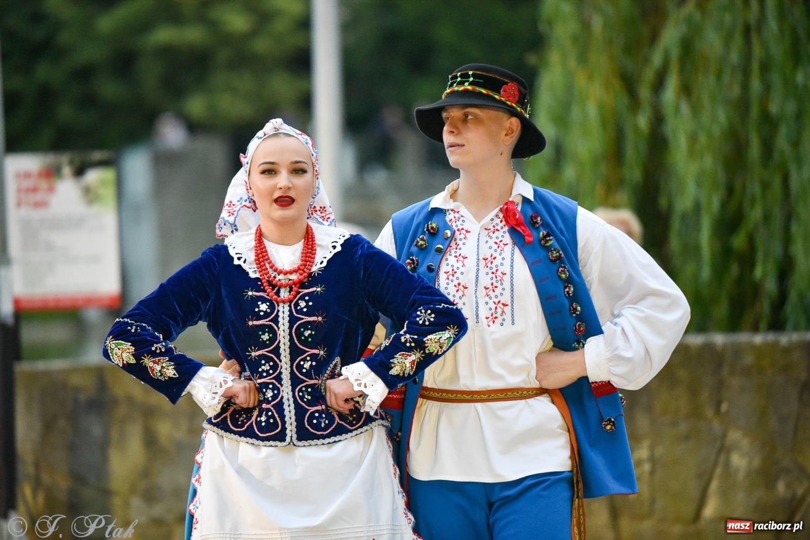 Zdjęcie w galerii na portalu naszraciborz.pl: W poszukiwaniu kwiatu paproci. Noc Świętojańska w parku im. Miasta Roth [FOTO i WIDEO] wiadomości z regionu