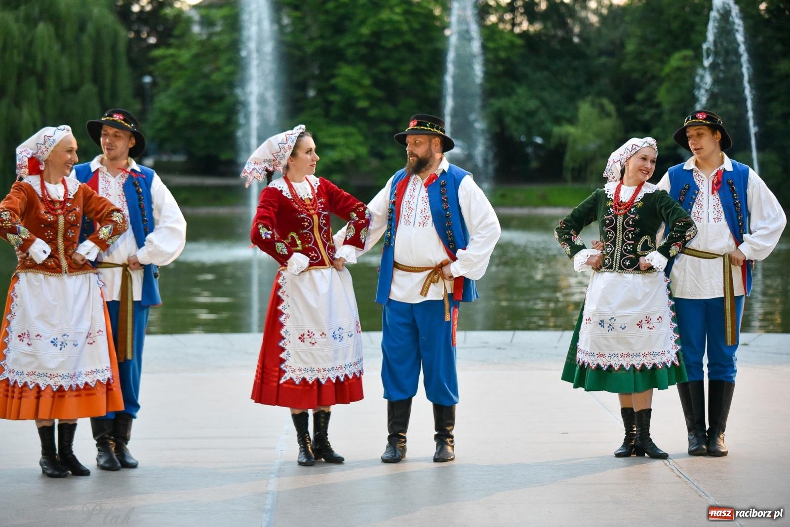 Zdjęcie w galerii na portalu naszraciborz.pl: W poszukiwaniu kwiatu paproci. Noc Świętojańska w parku im. Miasta Roth [FOTO i WIDEO] wiadomości z regionu