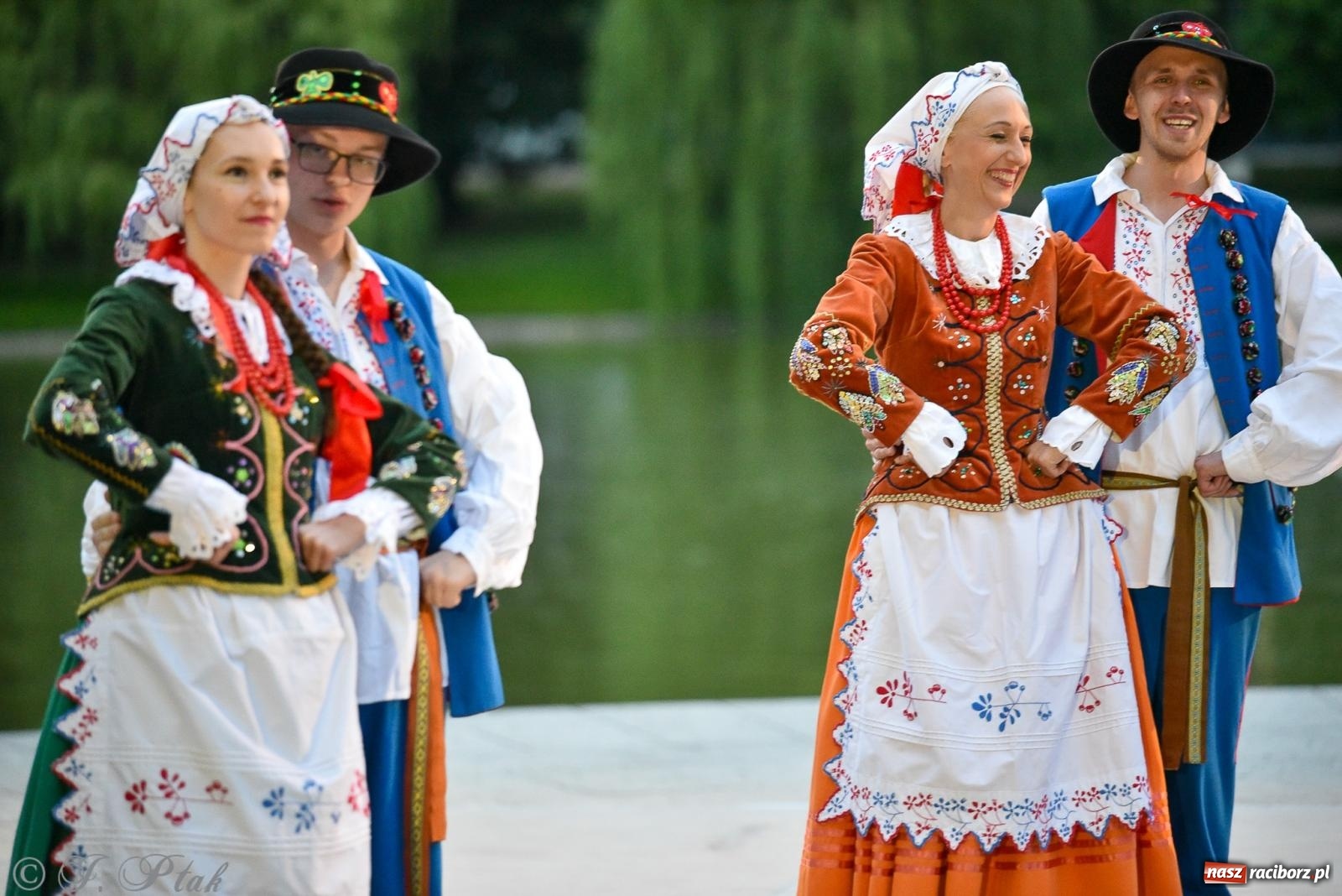 Zdjęcie w galerii na portalu naszraciborz.pl: W poszukiwaniu kwiatu paproci. Noc Świętojańska w parku im. Miasta Roth [FOTO i WIDEO] wiadomości z regionu