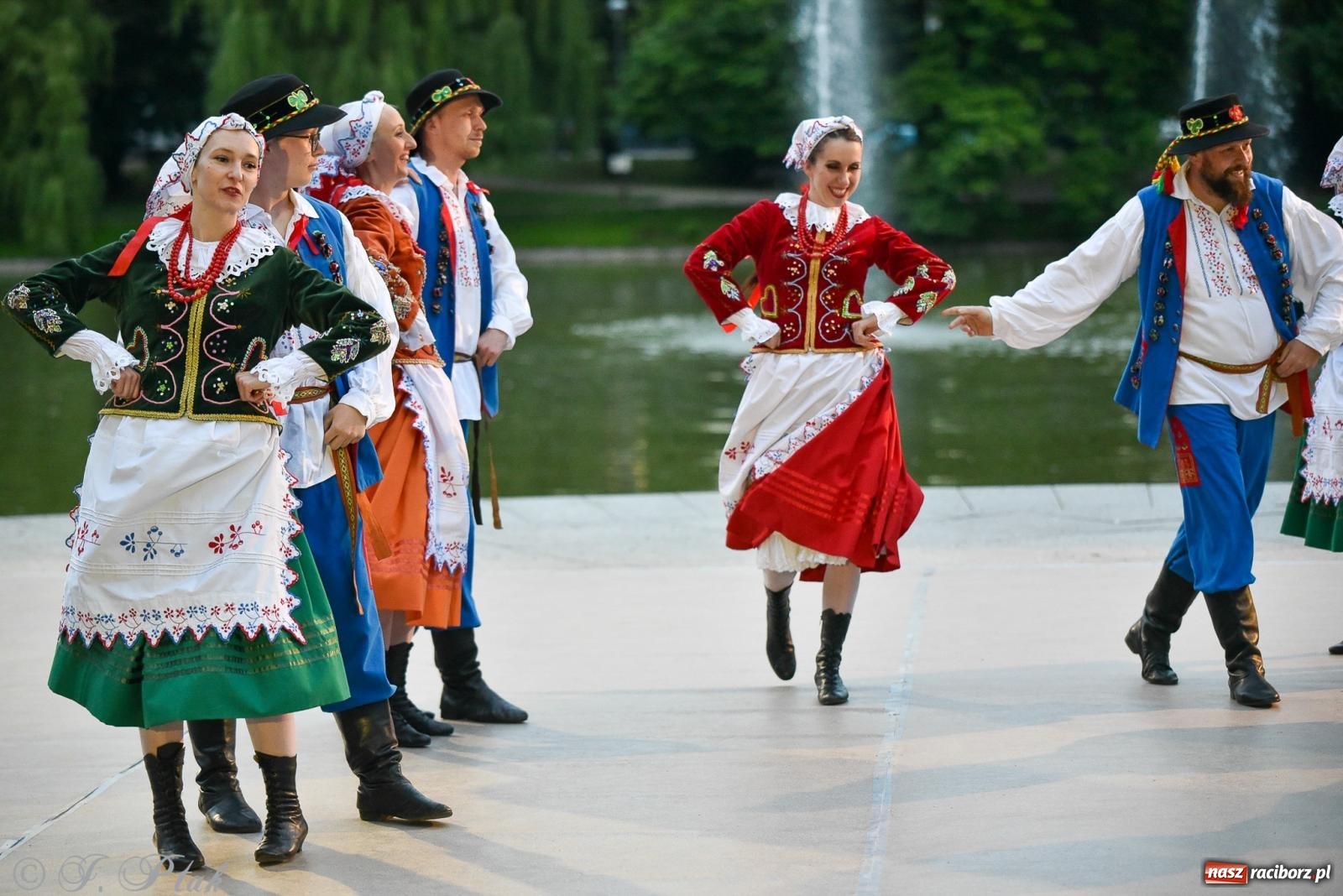 Zdjęcie w galerii na portalu naszraciborz.pl: W poszukiwaniu kwiatu paproci. Noc Świętojańska w parku im. Miasta Roth [FOTO i WIDEO] wiadomości z regionu